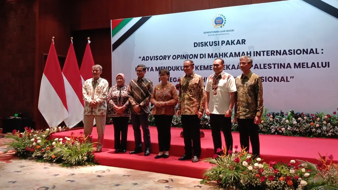 Foto bersama Menteri Luar Negeri RI Retno Marsudi (tengah) dengan peserta diskusi pakar. (Foto: VOI/Rama)