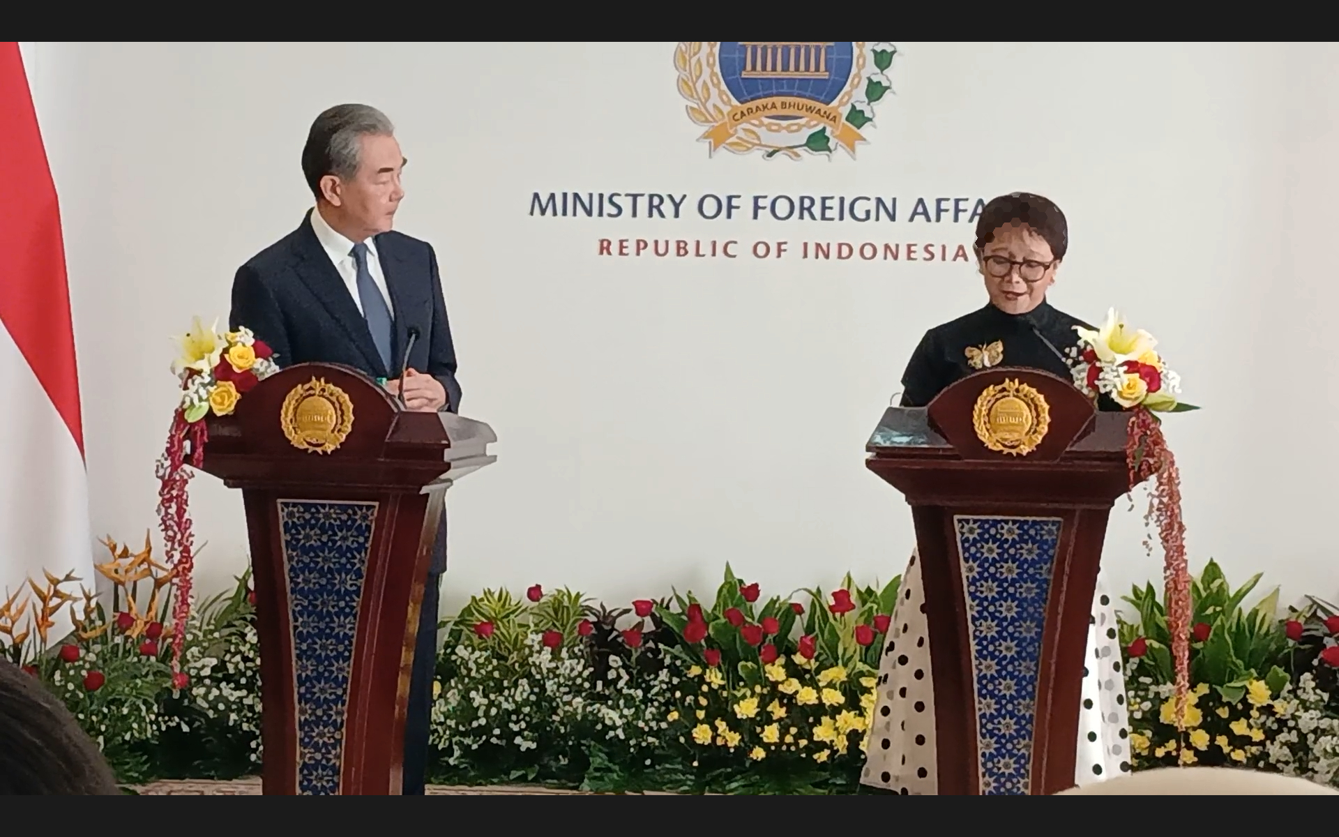 Konferensi pers bersama Menteri Luar Negeri RI, Retno Marsudi (kanan) dan Menteri Luar Negeri Tiongkok, Wang Yi (kiri) di kantor Kementerian Luar Negeri RI, Jakarta, Kamis (18/4/2024). (Foto: VOI/Rama Shidqi P, tangkapan layar video)