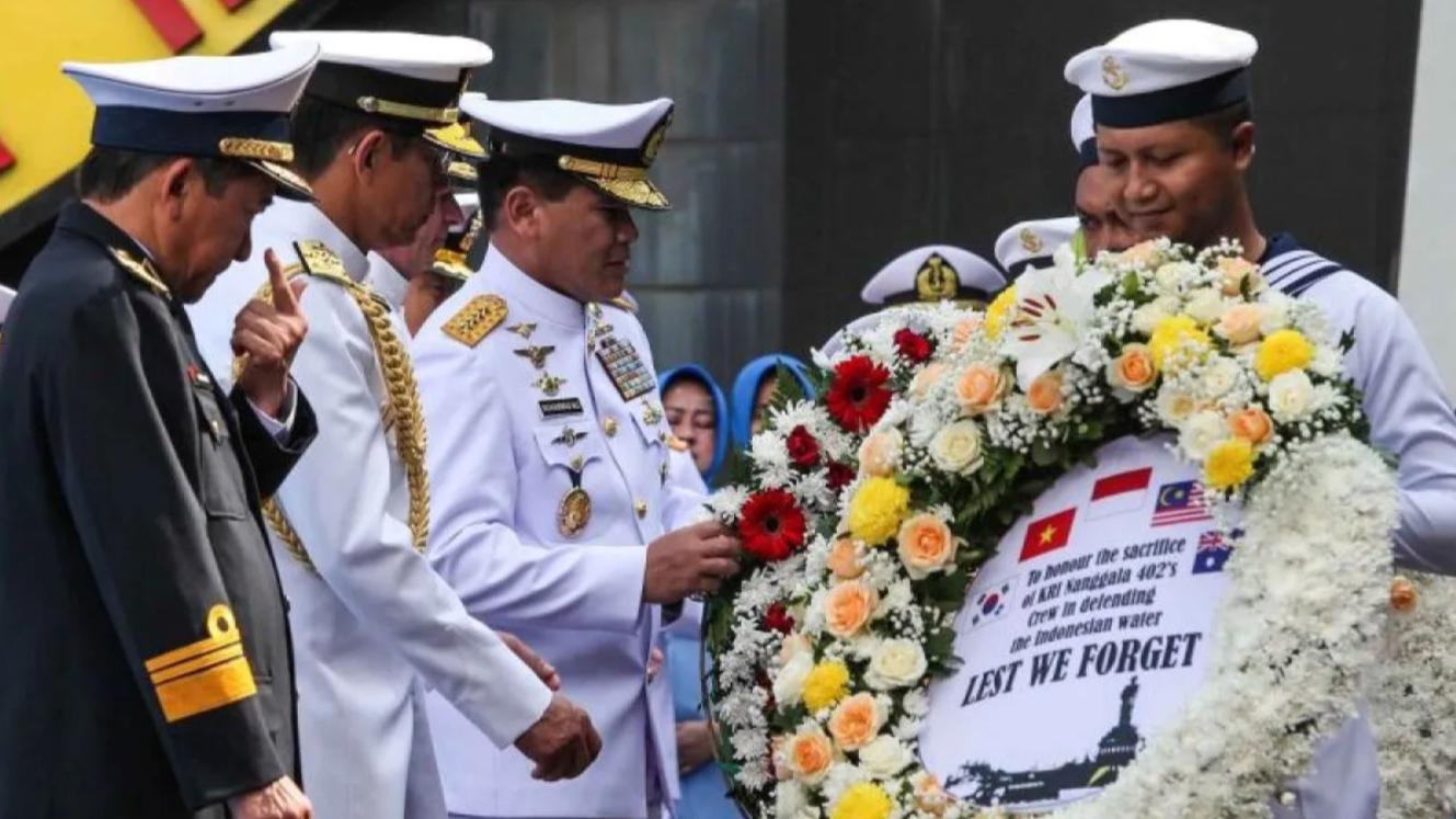 Kepala Staf TNI Angkatan Laut (KSAL) Laksamana TNI Muhammad Ali (ketiga kiri) meletakkan karangan bunga saat memperingati tiga tahun gugurnya prajurit KRI Nanggala-402 di Monumen KRI Nanggala-402, Koarmada II, Surabaya, Jawa Timur, Minggu (21/4/2024). (Foto: ANTARA/Didik Suhartono)
