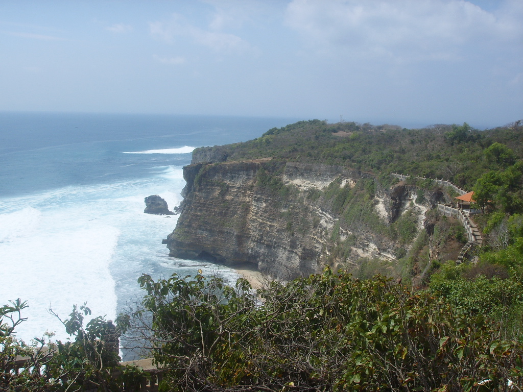 Suasana pinggir pantai di Pecatu, Badung, Bali. (Photo: Wikimedia Commons/HK Woo)