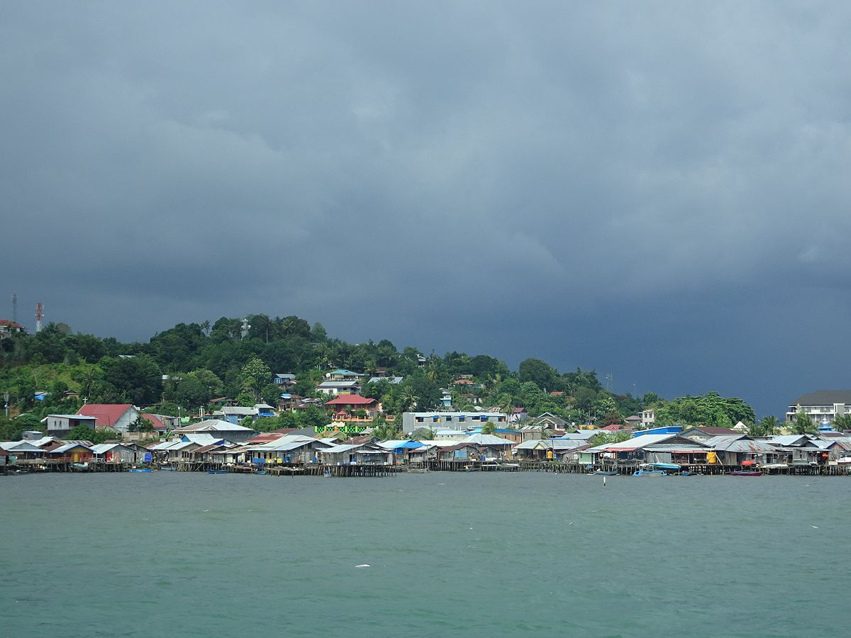 Pemandangan Sorong, Papua Barat Daya tahun 2016. (Foto: Wikimedia Commons/Lord Mountbatten)