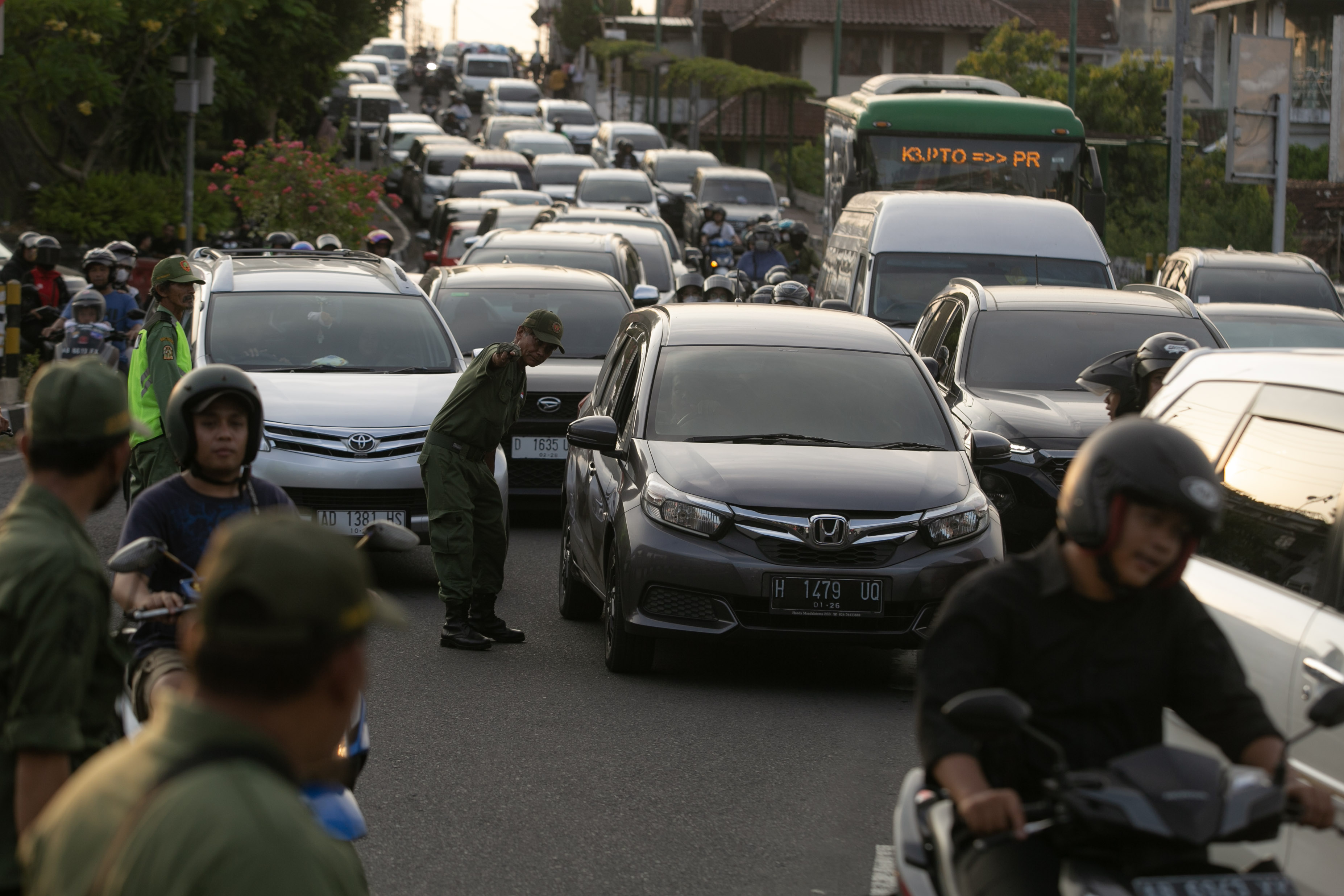 Kemacetan saat libur Natal dan Tahun Baru di Yogyakarta, Daerah Istimewa Yogyakarta, Minggu (24/12/2023). (Foto: Antara/Hendra Nurdiyansyah)