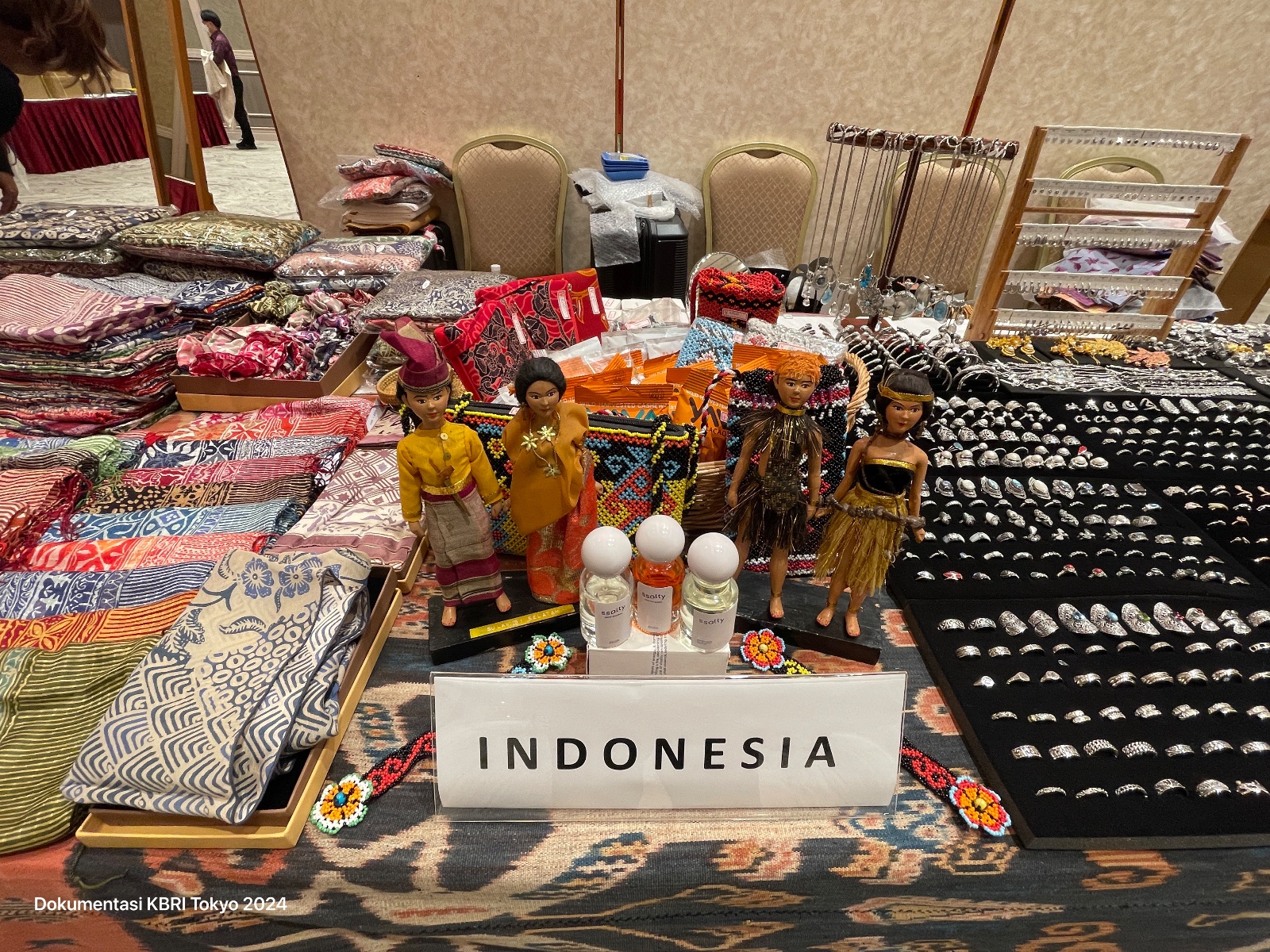 Sejumlah produk Indonesia yang dipamerkan DWP KBRI Tokyo dalam ALFS Charity Bazaar 2024 di Tokyo, Jepang, Selasa (27/3/2024). (Foto: KBRI Tokyo)