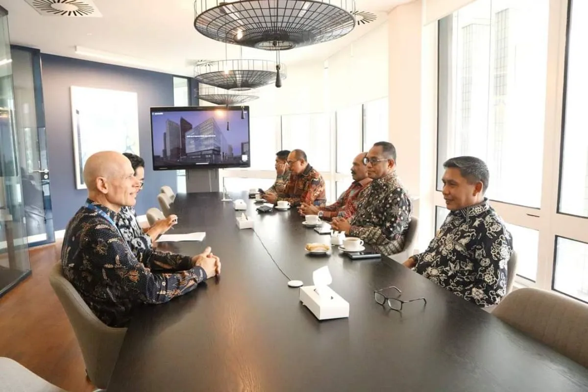 Pertemuan Penjabat Wali Kota Ambon Bodewin Wattimena (kanan) dengan Duta Besar Belanda untuk Indonesia Lambert Grijns (kiri). (Foto: ANTARA/Istimewa)