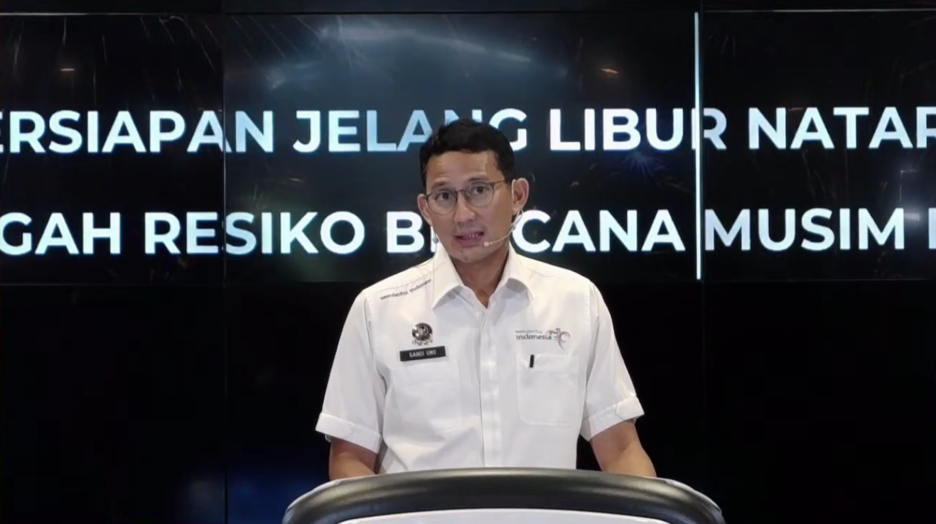 Menteri Pariwisata dan Ekonomi Kreatif, Sandiaga Uno dalam The Weekly Brief with Sandi Uno di Jakarta pada Senin (27/11/2023). (Foto: Tangkapan layar YouTube Kemenparekraf)