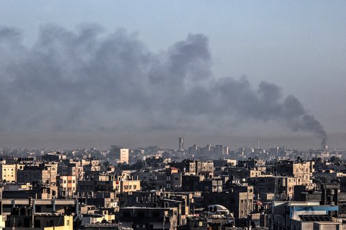 Foto yang diambil dari Rafah pada 6 Januari 2024 ini menunjukkan asap mengepul di atas Khan Yunis di Jalur Gaza selatan selama pengeboman Israel, di tengah pertempuran yang terus berlanjut antara Israel dan kelompok militan Palestina, Hamas. (Foto : AFP)