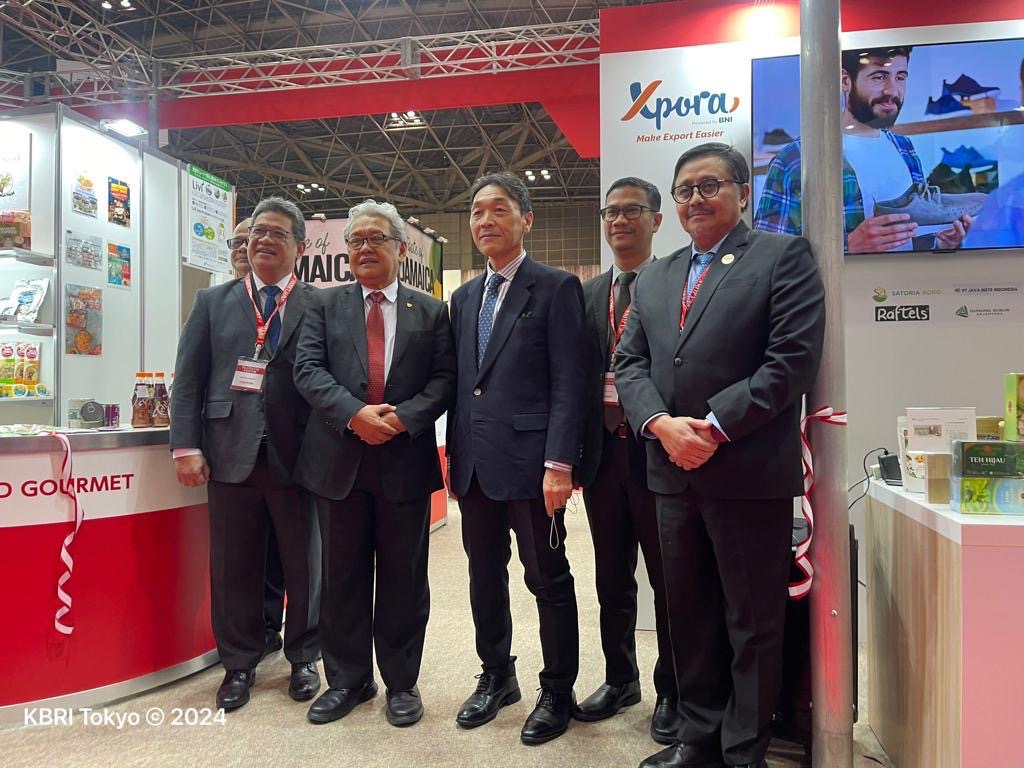 Duta Besar RI untuk Jepang Heri Akhmadi (keempat dari kanan) meresmikan Paviliun Indonesia di Foodex Japan 2024 ke 49. (Foto: KBRI Tokyo)