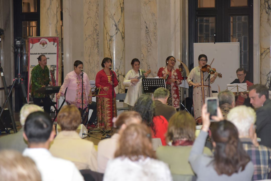 Grup musik KBRI/PTRI Wina “Zugabe Band“ tampil di Museum Dunia kota Wina (Weltmuseum Wien) pada Selasa (19/3) di Wina, Austria. (Foto: KBRI Wina)