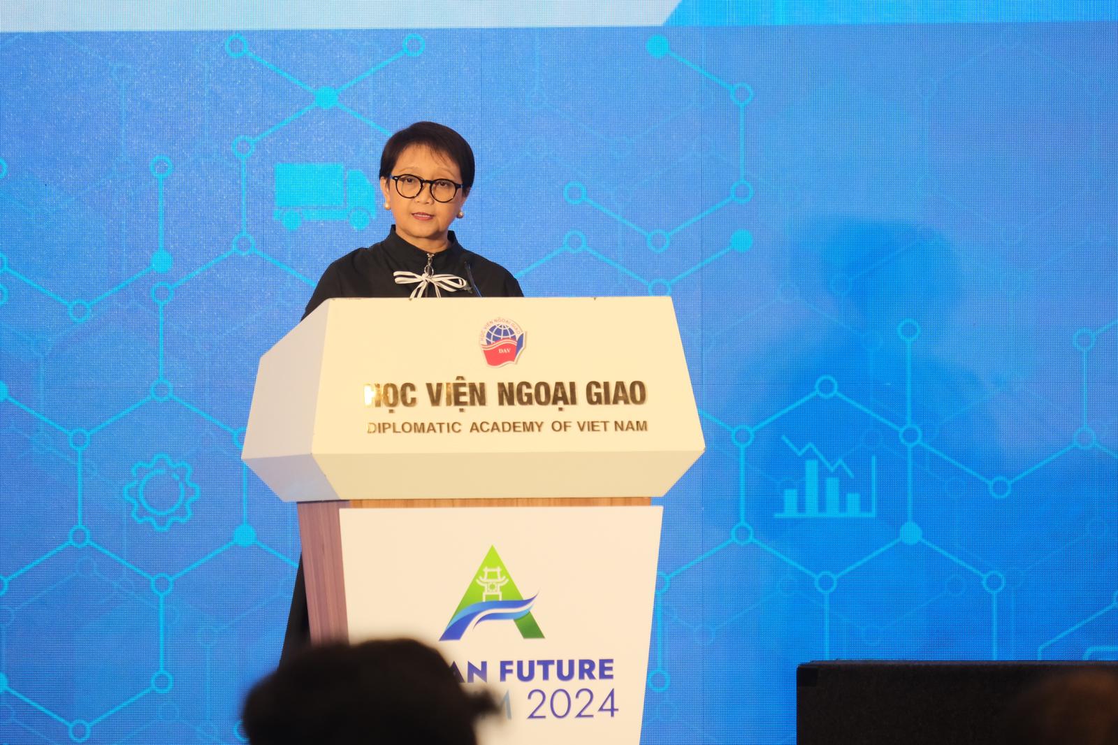 Retno Marsudi saat menghadiri ASEAN Future Forum di Hanoi, Vietnam, Rabu (24/4).(Foto: Kemlu RI)