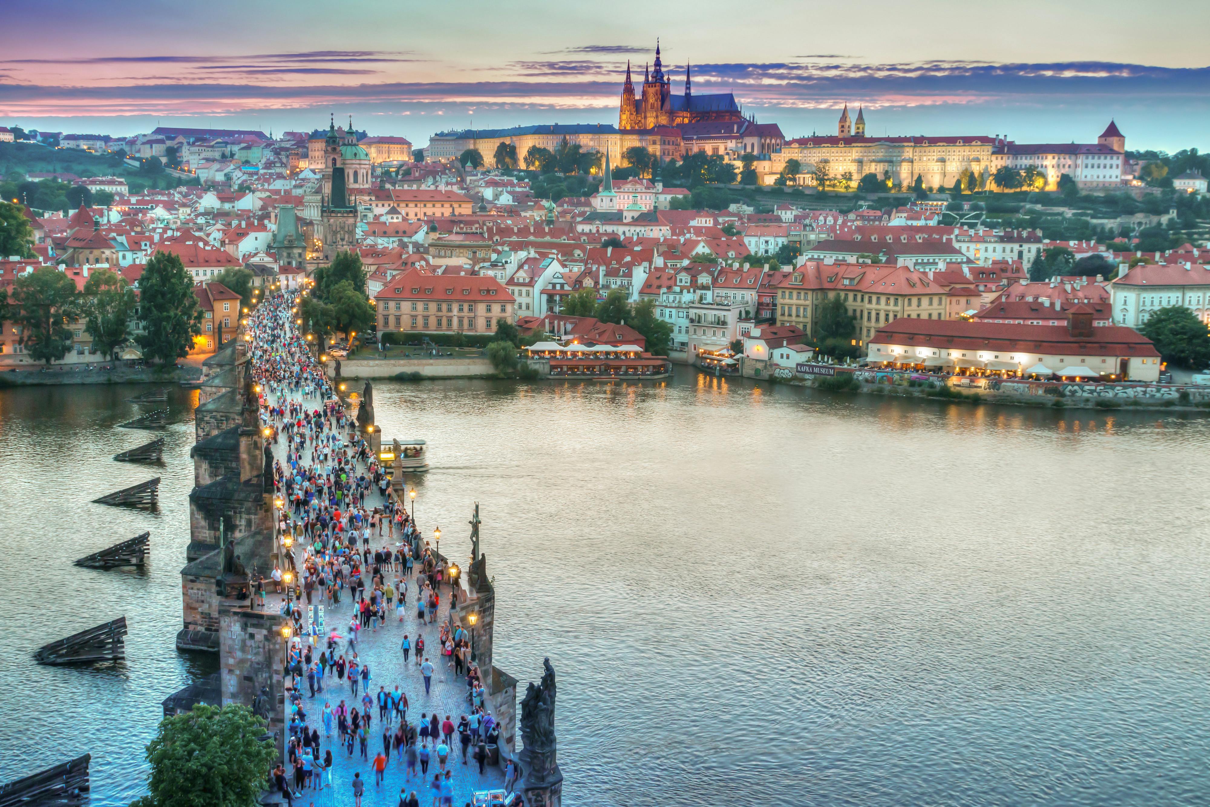 Orang-orang berjalan di Charles Bridge , Praha, Ceko (Foto: Pexel)