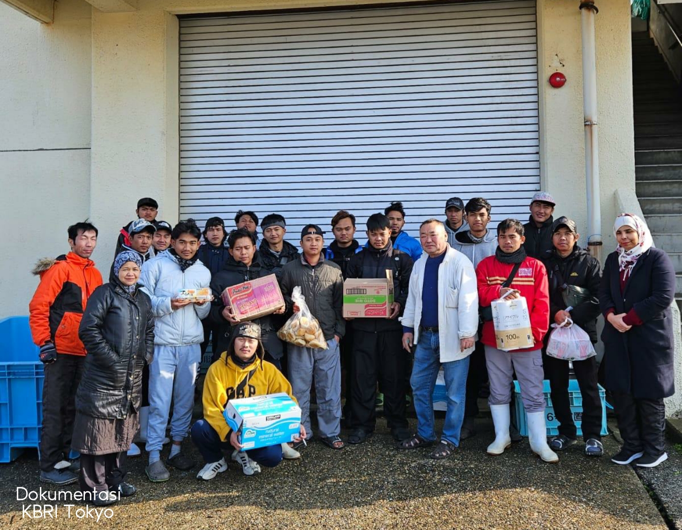 Tim KBRI Tokyo mendistribusikan bantuan kemanusiaan untuk WNI terdampak gempa Ishikawa. (Foto: KBRI Tokyo)