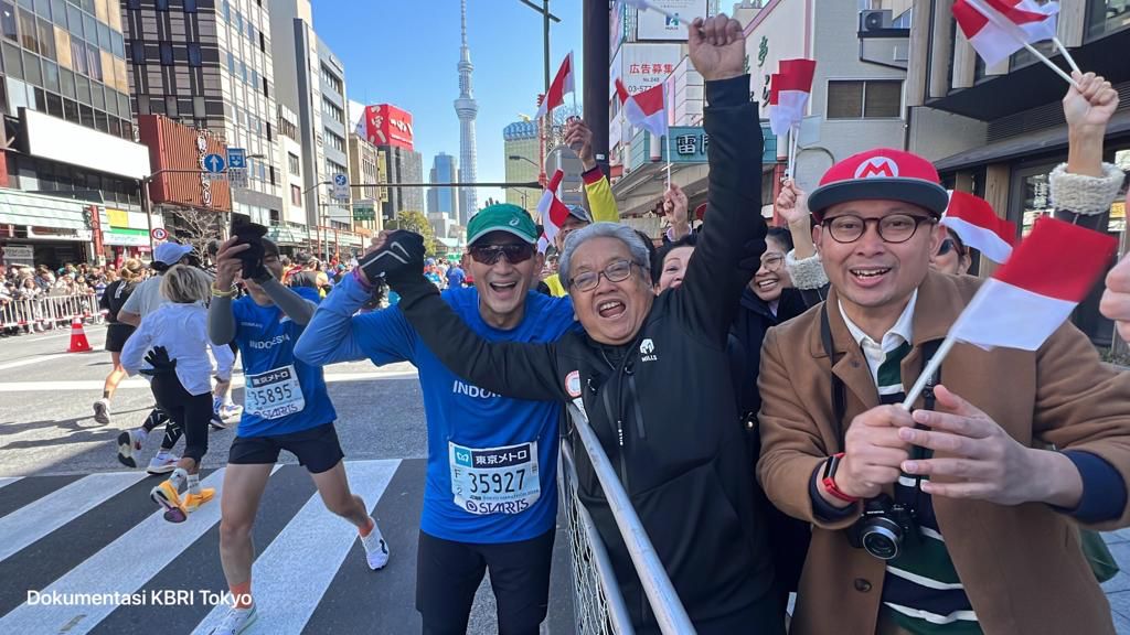 Duta Besar Republik Indonesia untuk Jepang Heri Akhmadi pada Minggu (3/3) menyaksikan langsung ajang lari dunia Tokyo Marathon 2024. Ia berswafoto bersama Menteri Pariwisata dan Industri Kreatif RI Sandiaga Uno yang menjadi salah satu peserta Marathon (Foto KBRI Tokyo)