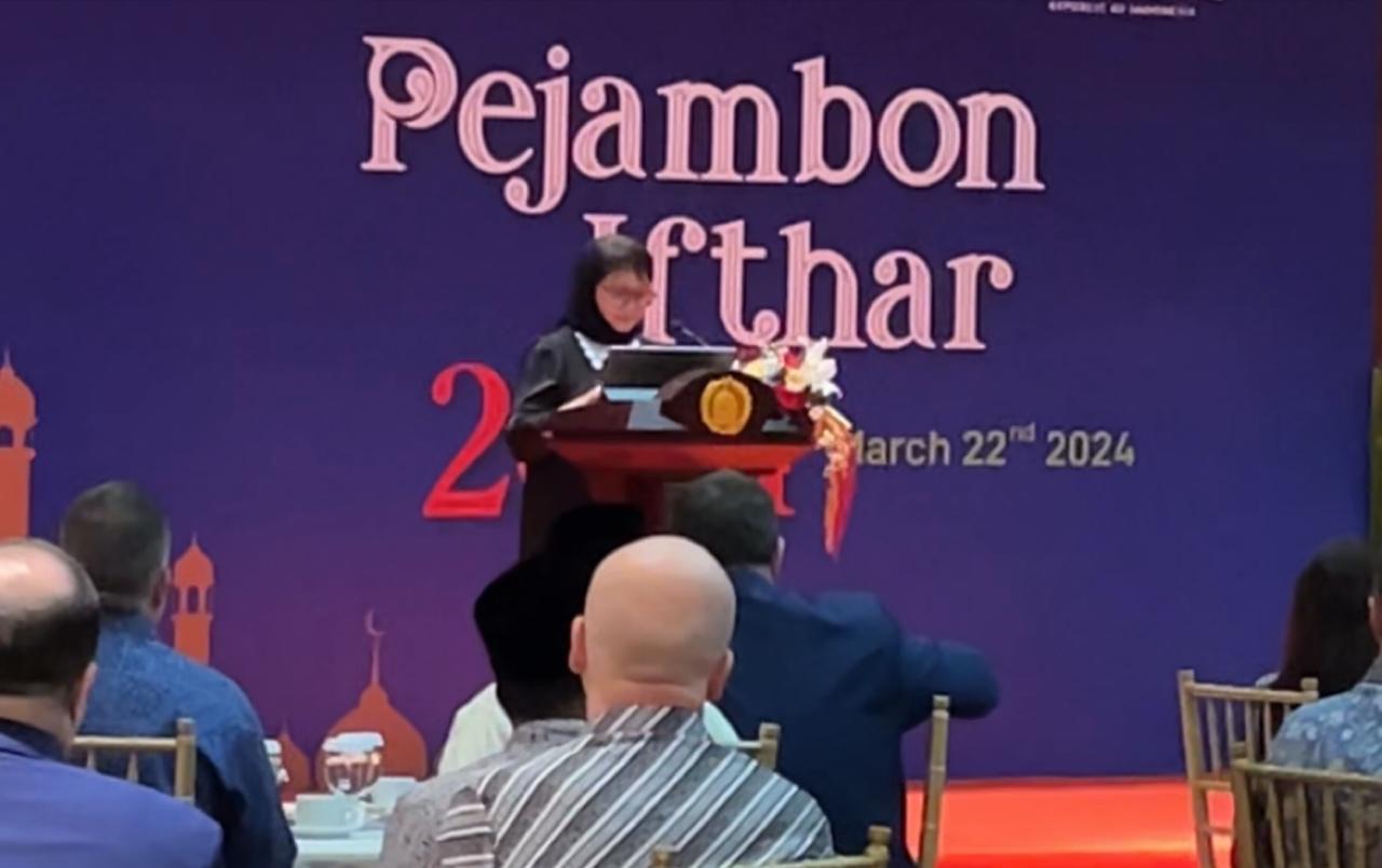 Menteri Luar Negeri RI Retno Marsudi memberikan sambutan dalam kegiatan Pejambon Ifthar pada 22 Maret 2024 