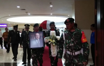 Suasana serah terima jenazah JB Sumarlin di Gedung Dhanapala, Kemenkeu, Jakarta, Senin