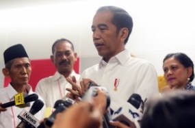 Presiden Jokowi menjawab wartawan usai menghadiri acara Batik Kemerdekaan, di Beranda Peron A Stasiun Moda Raya Terpadu (MRT) Bundaran Hotel Indonesia, Jakarta, Kamis (1/8) pagi.