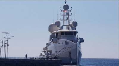 Kapal pesiar mewah yang akan membawa Emir Qatar dan rombongan yang berlibur mengunjugi kawasan wisata Taman Laut Teluk Maumere pada Jumat (7/6) siang. 