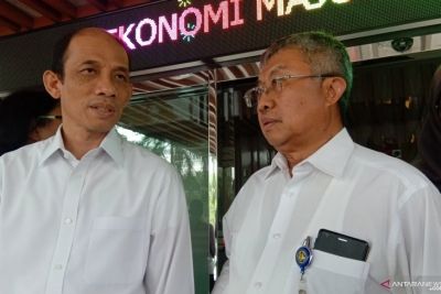 Wakil Meneteri ESDM Arcandra Tahar (kiri) usai menghadiri rapat koordinasi di Kantor Kementerian Koordinator Bidang Perekonomian di Jakarta, Senin (12/8/2019).