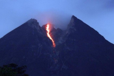 Gunung Merapi meluncurkan dua guguran lava pijar