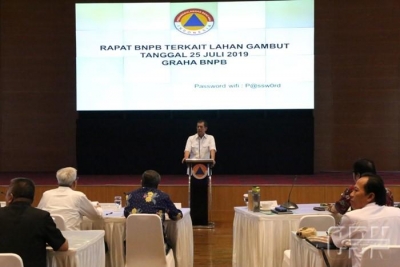 Kepala BNPB, Doni Monardo Berbicara dalam Rapat Pemanfaatan Lahan Gambut di Gedung BNPB, Jakarta, Kamis (25/7/2019). 