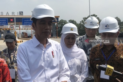 Presiden Joko Widodo saat memberikan keterangan kepada media usai meresmikan Tol Pandaan-Malang seksi 1-3, di Gerbang Tol Singosari, Kabupaten Malang, Senin, (13/5/2019). (Vicki Febrianto)