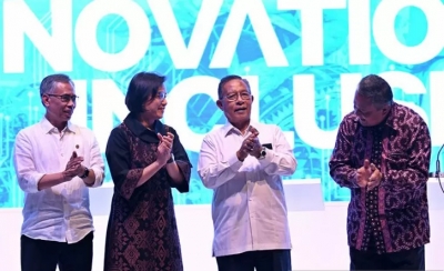 Menteri Koordinator Bidang Perekonomian Darmin Nasution (kedua kanan), Menteri Keuangan Sri Mulyani Indrawati (kedua kiri), Ketua Dewan Komisioner Otoritas Jasa Keuangan ( OJK) Wimboh Santoso (kiri) dan Gubernur Bank Indonesia (BI) Perry Warjiyo membuka Indonesia Fintech Summit &amp; Expo 2019 di Jakarta Convention Center (JCC), Jakarta, Senin (23/9/2019).