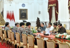 Presiden Jokowi didampingi sejumlah pejabat menerima pimpinan Hyunday Motors Group, di Istana Merdeka, Jakarta, Kamis (25/7) pagi.