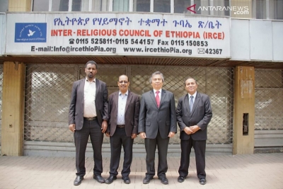 Al Busyra Basnur (kedua dari kanan), Duta Besar RI untuk Ethiopia, Djibouti dan African Union, bersama, antara lain, Zerihun Degu (Pastor), Sekretaris Jenderal Inter-Religious Council of Ethiopia (IRCE), dan Hulluf Weldsilassie, Deputi Sekretaris Jenderal IRCE, di Addis Ababa, Ethiopia pada 1 April 2019