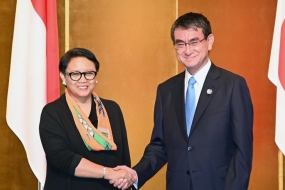 Menteri Luar Negeri RI Retno Marsudi melakukan pertemuan bilateral dengan Menteri Luar Negeri Jepang Taro Kono di sela-sela KTT G20 di Osaka, Kamis (27/6/2019). 