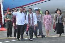 Presiden Jokowi disambut Gubernur Sulut Olly Dondokambey saat tiba di Bandara Sam Ratulangi, Manado, Kamis (4/7) siang, untuk kunjungan selama 2 hari. 