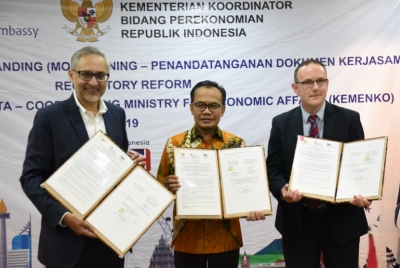 Penandatanganan Nota Kesepahaman (Memorandum of Understanding/MoU) tentang Pengembangan Reformasi Regulasi di Indonesia di Kantor Kementerian Koordinator Bidang Perekonomian, Jakarta, Rabu (12/6).