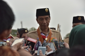 Presiden Jokowi menjawab wartawan usai menghadiri Upacara Peringatan Hari Pramuka Ke-58 Tahun 2019, di Bumi Perkemahan Wiladatika Cibubur, Jakarta Timur, Rabu (14/8) sore.