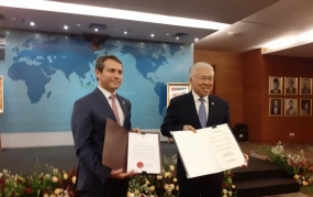 Menteri Perdagangan RI Enggartiasto Lukita bersama Wakil Menteri Luar Negeri Bidang Perdagangan Chile Rodrigo Yáñez Benítez melakukan pertukaran Instrument of Ratification (IoR) Indonesia-Chile Comprehensive Economic Partnership Agreement (IC-CEPA) di Jakarta, Selasa.