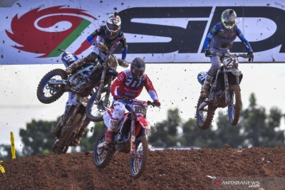 Sejumlah crosser memacu motor pada sesi kualilfikasi seri kejuaran dunia Motocross Grand Prix MXGP 2019 Indonesia di Sirkuit OPI Mall, Palembang, Sumatra Selatan, Sabtu (6/7/2019). Crosser Slovania Tim Gajser dari HRC Team menjadi yang tercepat pada sesi kualifikasi dengan mencatat waktu 23 menit 55,980 detik dalam 14 lap.