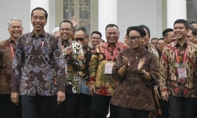 Presiden Joko WIdodo (kiri) berjalan bersama Menteri Luar Negeri Retno LP Marsudi (kedua kanan) dan para duta besar seusai mengikuti peresmian pembukaan rapat kerja kepala perwakilan RI dengan Kemenlu di halaman Istana Merdeka, Jakarta, Kamis (9/1/2020). ANTARA FOTO/Adityawarman/pras/pri.