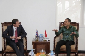 Wagub Sumut Musa Rajekshah bertemu dengan Wakil Duta Besar lnggris dan Timor Leste, Rob Fenn di Kantor Gubernur Sumut di Medan, Kamis. (Antara Sumut/Istimewa)