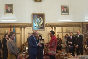 Gubernur Sulsel Nurdin Abdullah saat menyerahkan cindera mata kepada Kuasa Usaha Delegasi UE untuk Indonesia Charles-Michel Geurts di Rujab Gubernur Sulsel, Kamis (4/07/2019). Pertemuan tersebut dalam rangka membahas potensi kerjasama kedua belah pihak.