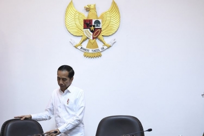 Presiden Joko Widodo bersiap memimpin rapat terbatas tentang pengelolaan cadangan beras pemerintah di Kantor Presiden, Jakarta, Rabu (4/12/2019). Presiden meminta regulasi dan manajemen pengelolaan cadangan beras pemerintah diselesaikan dan dibereskan serta dibuat pola dan terobosan baru sehingga tidak menjadi beban bagi Bulog. ANTARA FOTO/Puspa Perwitasari/  Artikel ini telah tayang di Kompas.com dengan judul &quot;Jokowi: 34 Tahun Enggak Bisa Bangun Kilang Minyak, Kebangetan&quot;, https://money.kompas.com/read/2019/12/10/121647026/jokowi-34-tahun-enggak-bisa-bangun-kilang-minyak-kebangetan?page=all. Penulis : Fika Nurul Ulya Editor : Yoga Sukmana