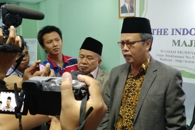 Wakil Ketua Umum Majelis Ulama Indonesia Yunahar Ilyas (kanan) usai konferensi pers Taushiyah Majelis Ulama Indonesia tentang Pemilu Serentak 2019 di Gedung MUI, Jakarta, Selasa (9/4/2019). (ANTARA News/ Anom Prihantoro)