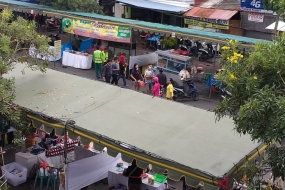 Warga melintas di lokasi Pasar Majelangu di kawasan Desa Adat Tuban, Badung, Bali, Jumat (8/3). Antaranews Bali/Fikri Yusuf/19