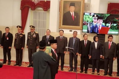 Presiden melantik Dubes RI untuk Nigeria Usra Hendra Harahap di Istana Negara Jakarta, Kamis (21/3/2019). (Foto: ANTARA/Agus Salim)