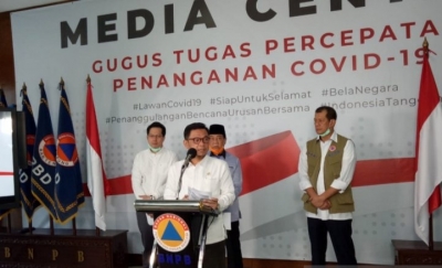 Anggota Komisi VIII DPR RI Ace Hasan Syadzily (tengah depan) memberikan keterangan pers di Kantor BNPB, Jakarta, Rabu (25/3/2020). (ANTARA/Fianda Sjofjan Rassad)