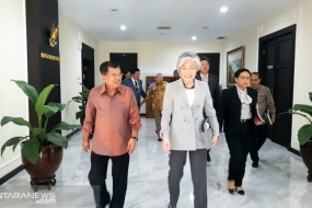 Wapres Jusuf Kalla menerima kunjungan kehormatan Menteri Luar Negeri Korea Selatan Kang Kyung-Wha (tengah) di Kantor Wapres Jakarta, Senin (8/4/). (Biro Pers Setwapres)