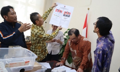 PPLN Beijing dan KPPS setempat mengecek dan menyortir surat suara Pemilu 2019 yang baru diterima dari KPU RI.