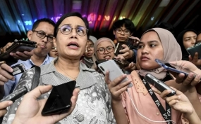 Menteri Keuangan Sri Mulyani menjawab pertanyaan wartawan usai mengikuti Rapat Koordinasi (Rakor) tentang Kebijakan Stimulus ke-2 Dampak COVID-19 di kantor Kemenko Perekonomian, Jakarta, Rabu (11/3/2020). ANTARA FOTO/Muhammad Adimaja/ama.