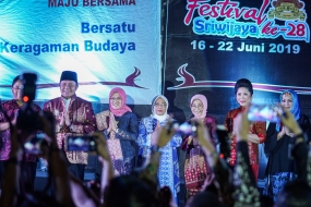 Gubernur Sumsel H.Herman Deru didampingi Ketua Tim Penggerak (TP) PKK Sumsel Hj Febrita Lustia Herman Deru secara resmi membuka Festival Sriwijaya XXVIII Tahun 2019 di pelataran Benteng Kuto Besak (BKB), Minggu (16/6) malam.