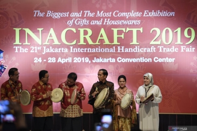 Presiden Joko Widodo (ketiga kanan) didampingi Ibu Negara Iriana Joko Widodo (kedua kanan), Menteri Perindustrian Airlangga Hartarto (ketiga kiri) dan Gubernur DKI Jakarta Anies Baswedan membuka pameran International Handicraft Trade Fair (Inacraft) 2019 di Jakarta, Rabu (24/4/2019). Presiden dalam sambutannya mengapresiasi kualitas produk-produk kerajinan Indonesia yang semakin baik dan berdaya saing.