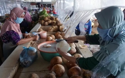 Pembeli berinteraksi dengan pedagang saat uji coba persiapan pasar penerapan Normal Baru di Pasar Batang, Kabupaten Batang, Jawa Tengah. ANTARA 