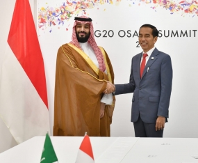 Presiden Jokowi dan Putra Mahkota Kerajaan Arab Saudi Pangeran Mohammad Bin Salman, bertemu di sela-sela KTT G-20, di Osaka, Jepang, Sabtu (29/6).