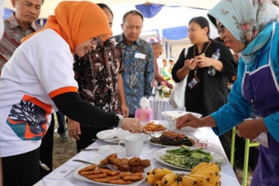 Kepala Badan Karantina Ikan, Pengendalian Mutu, dan Keamanan Hasil Perikanan (BKIPM) KKP, Rina (kiri, berjilbab). 