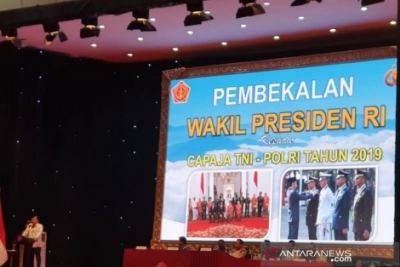 Wakil Presiden Jusuf Kalla memberikan Pembekalan Capraja TNI-Polri Tahun 2019 di Gedung Olahraga Ahmad Yani, Markas Besar TNI Cilangkap, Jakarta Timur, Senin (15/7/2019).